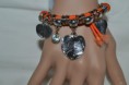 Bracelet pampilles en métal loud argenté et strass de verre sur double cordon élastique orange.